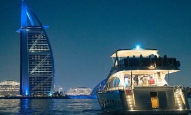 Dubai Harbor: Luxury Yacht Tour